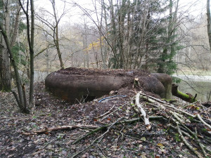 Když nemají školu, čistí bunkry