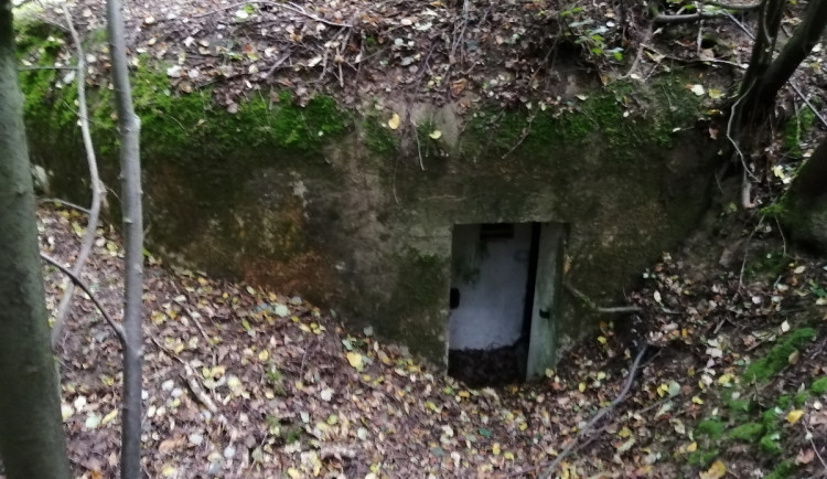 Když nemají školu, čistí bunkry