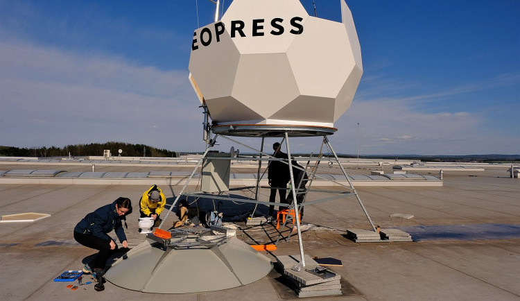 FOTOGALERIE: Meteopress vyměňuje radar v Nýřanech