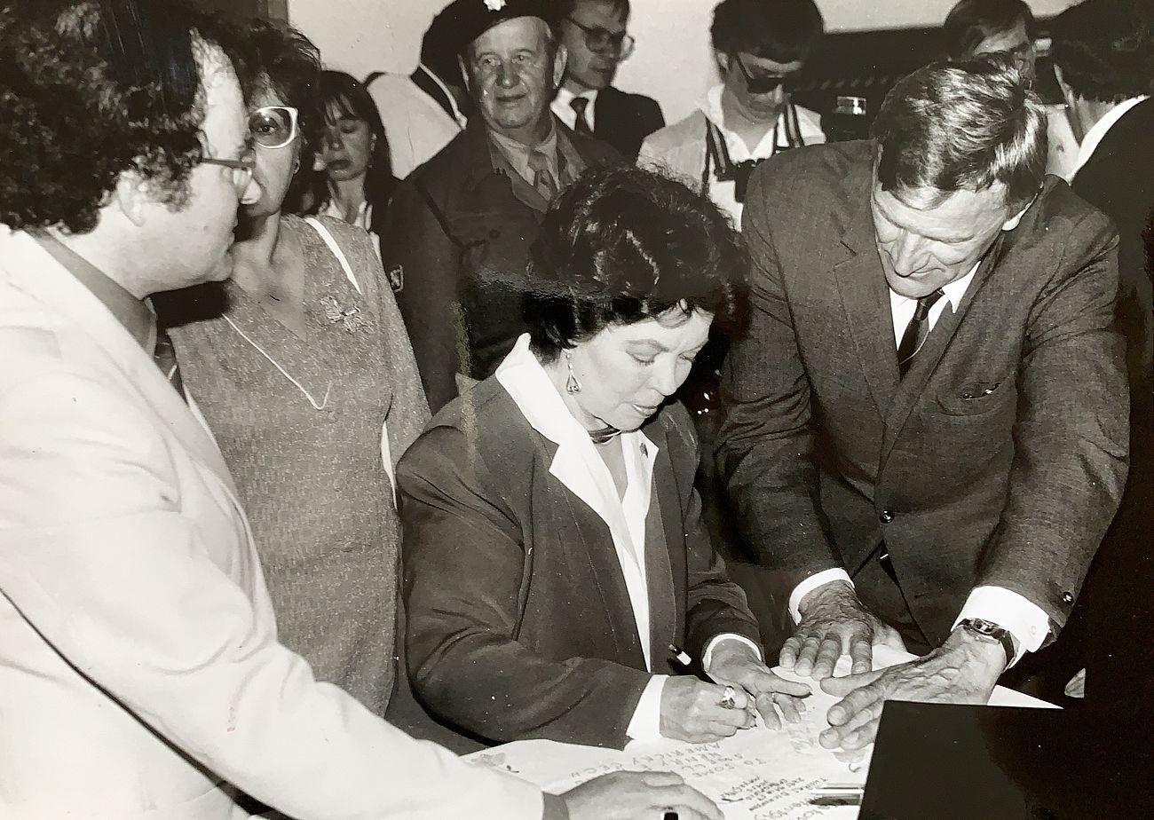 FOTOGALERIE: Americká velvyslankyně Shirley Temple Black při návštěvě Klatov v květnu 1990