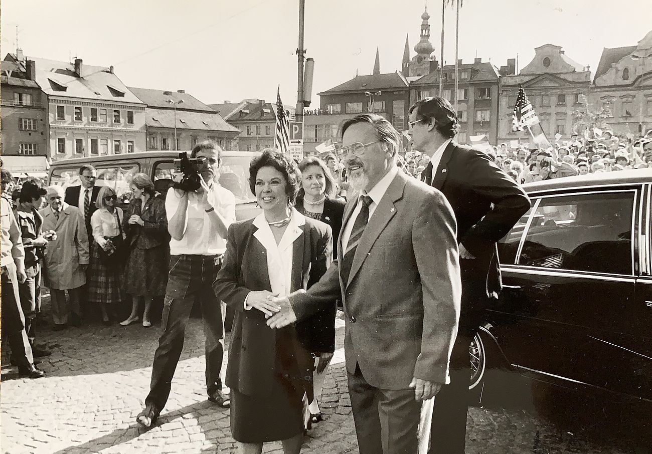 FOTOGALERIE: Americká velvyslankyně Shirley Temple Black při návštěvě Klatov v květnu 1990