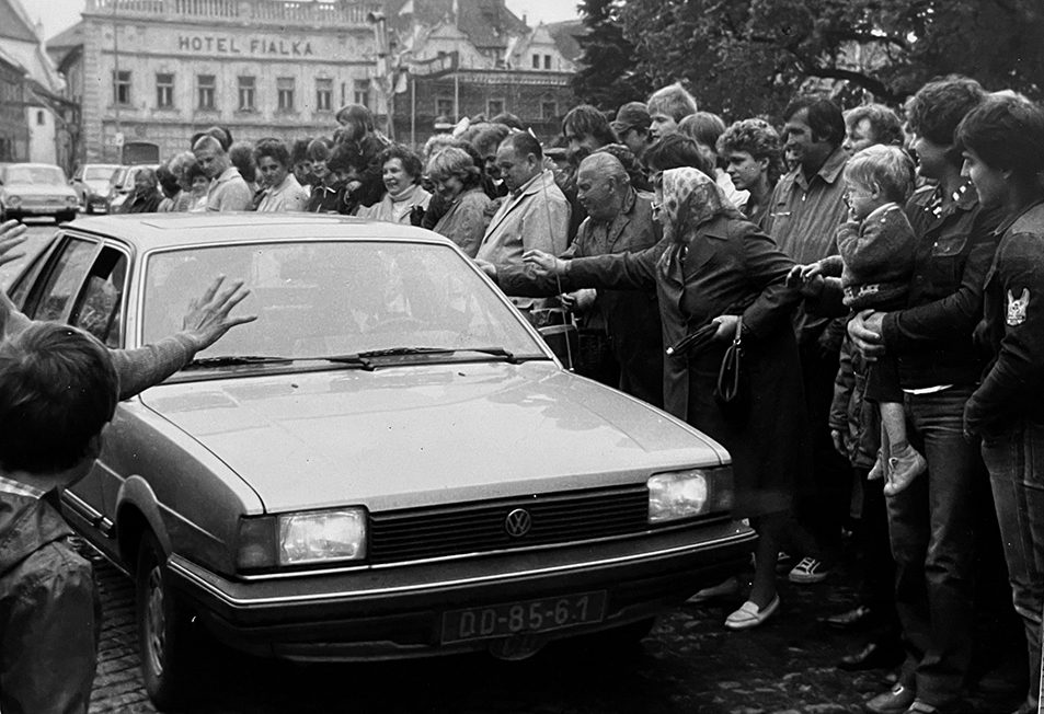 Fotografie StB z archivu ABS. Odjezd americké delegace ze Sušice 1987