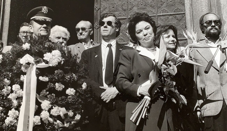 FOTOGALERIE: Americká velvyslankyně Shirley Temple Black při návštěvě Klatov v květnu 1990