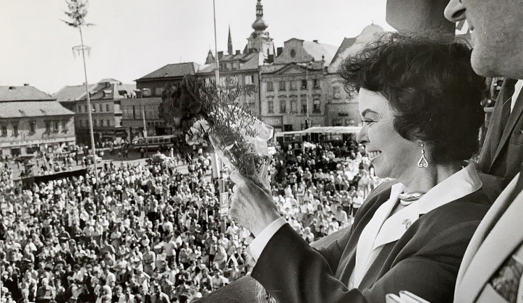 FOTOGALERIE: Americká velvyslankyně Shirley Temple Black při návštěvě Klatov v květnu 1990