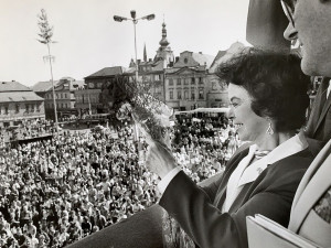 FOTOGALERIE: Americká velvyslankyně Shirley Temple Black při návštěvě Klatov v květnu 1990