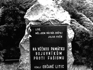 Text na nové desce v Liticích s Fučíkovým textem