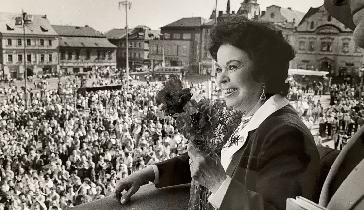 FOTOGALERIE: Americká velvyslankyně Shirley Temple Black při návštěvě Klatov v květnu 1990