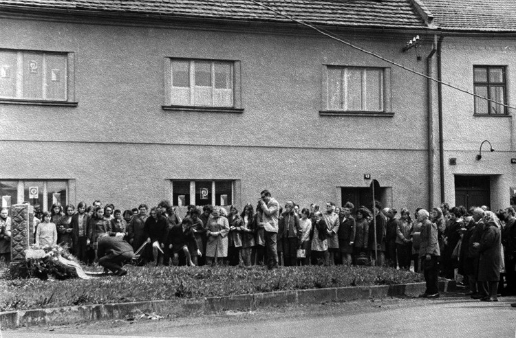 Fotografie StB z archivu ABS. Kladení věnců americkou delegací Koloveč 1975