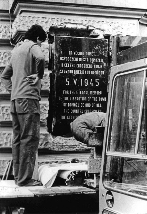 Odstraňování pamětní desky americké armády v Domažlicích v roce 1972
