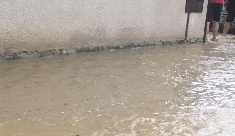 FOTOGALERIE: Voda po přívalovém lijáku zaplavila obec Kařez