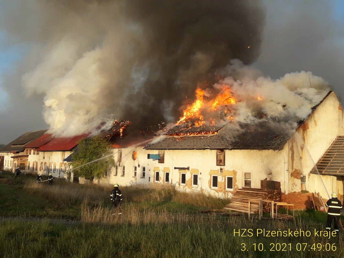FOTOGALERIE: Požár výrobny briket
