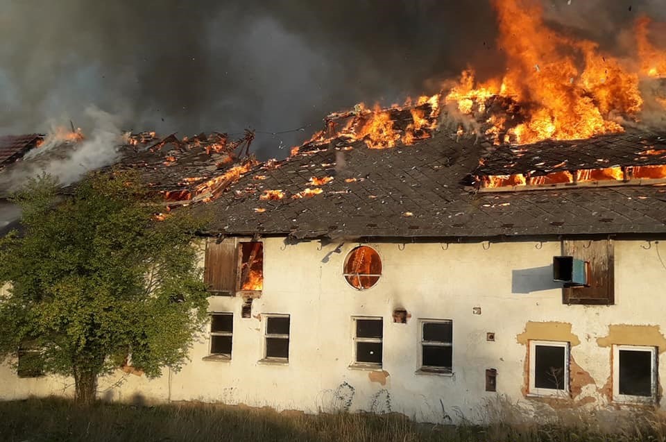FOTOGALERIE: Požár výrobny briket