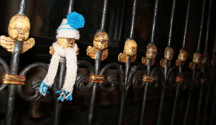 Takhle to začalo 19. 12. 2015, první oblečený andělíček, foto: Měsíční záře: Oblékání soch je v Plzni populární