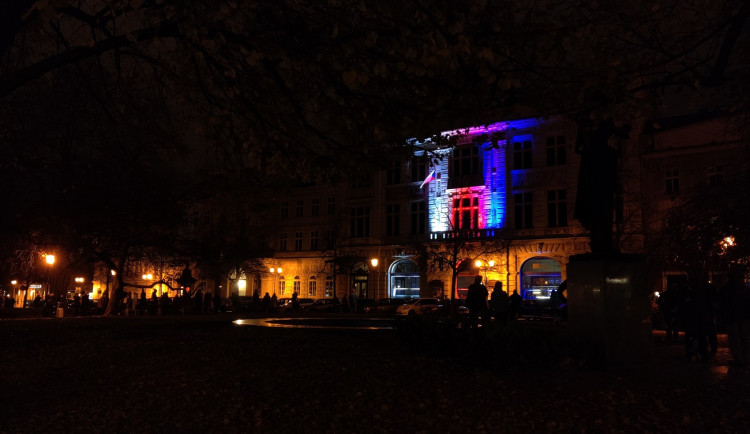 FOTOGALERIE: Trikolóra nasvítila Havlův portrét ve strouze, plzeňskou radnici ozdobilo legendární véčko