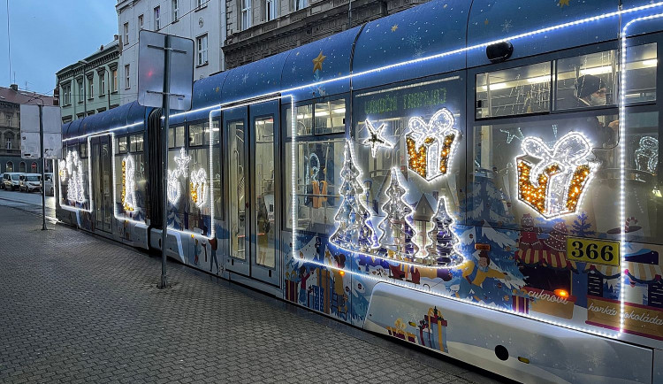 FOTOGALERIE: Plzeňská vánoční tramvaj 2021