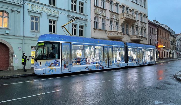 FOTOGALERIE: Plzeňská vánoční tramvaj 2021
