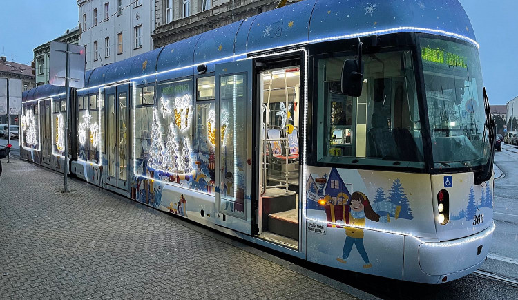 FOTOGALERIE: Plzeňská vánoční tramvaj 2021