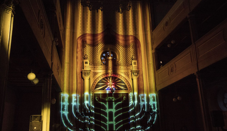 FOTOGALERIE: Osm světel ve Staré synagoze