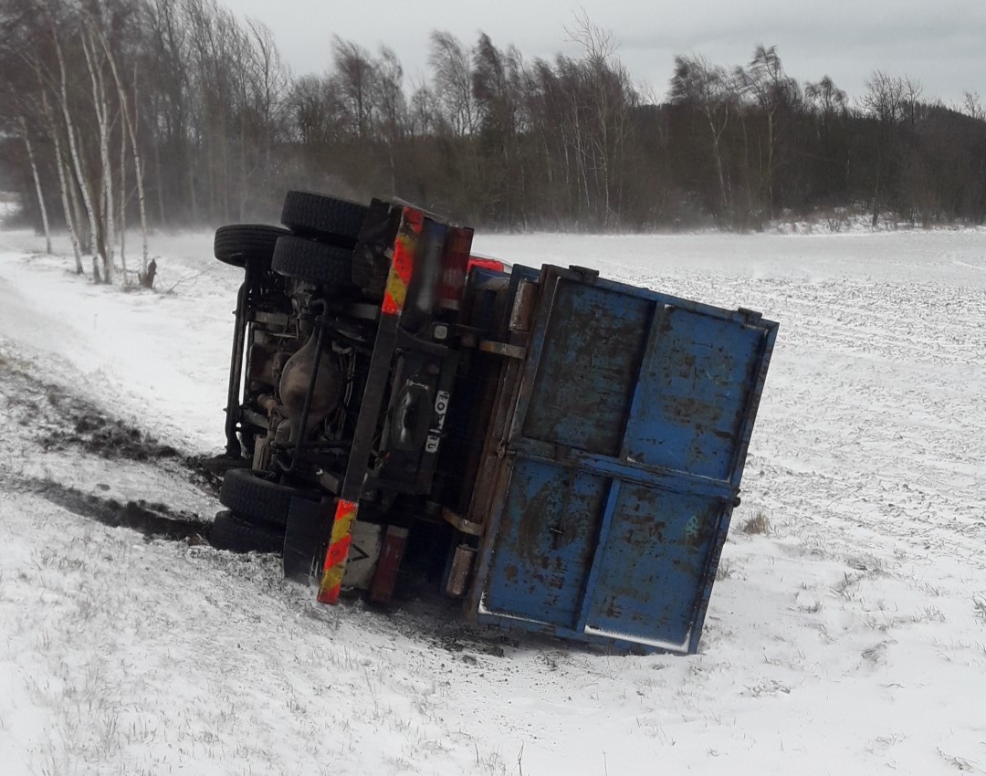 FOTOGALERIE: Nehody na sněhu 30. 11. 2021
