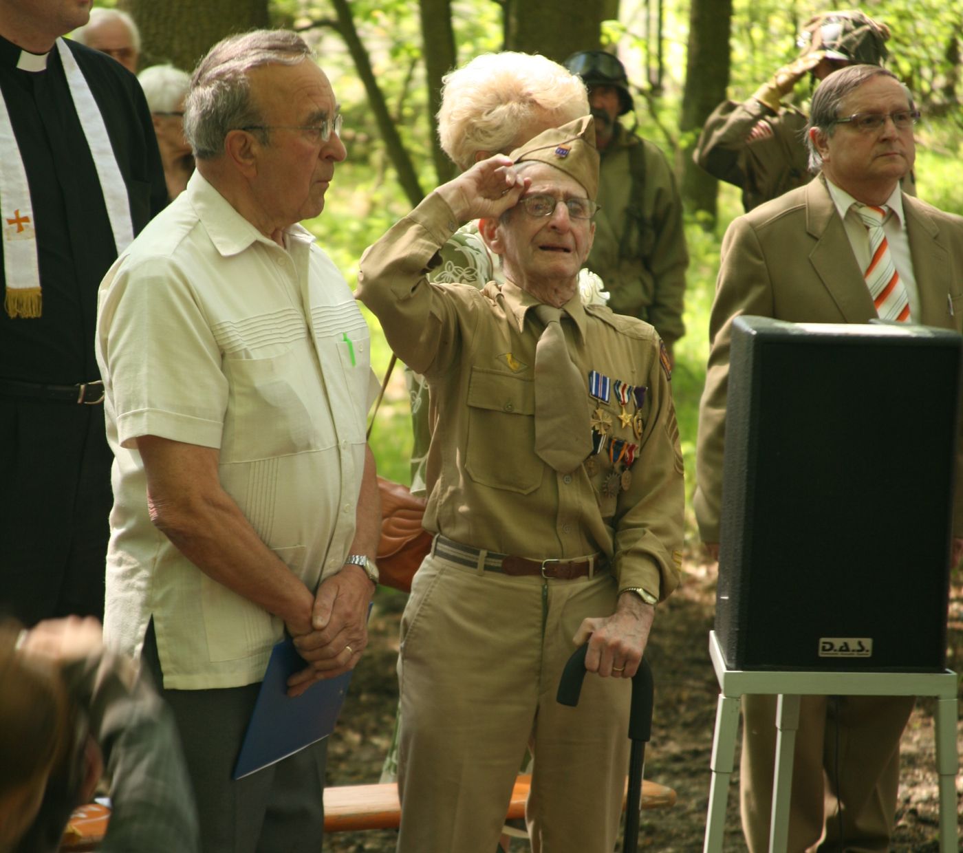 Raymond A. Noury při odhalení pomníku v Dubči v roce 2009