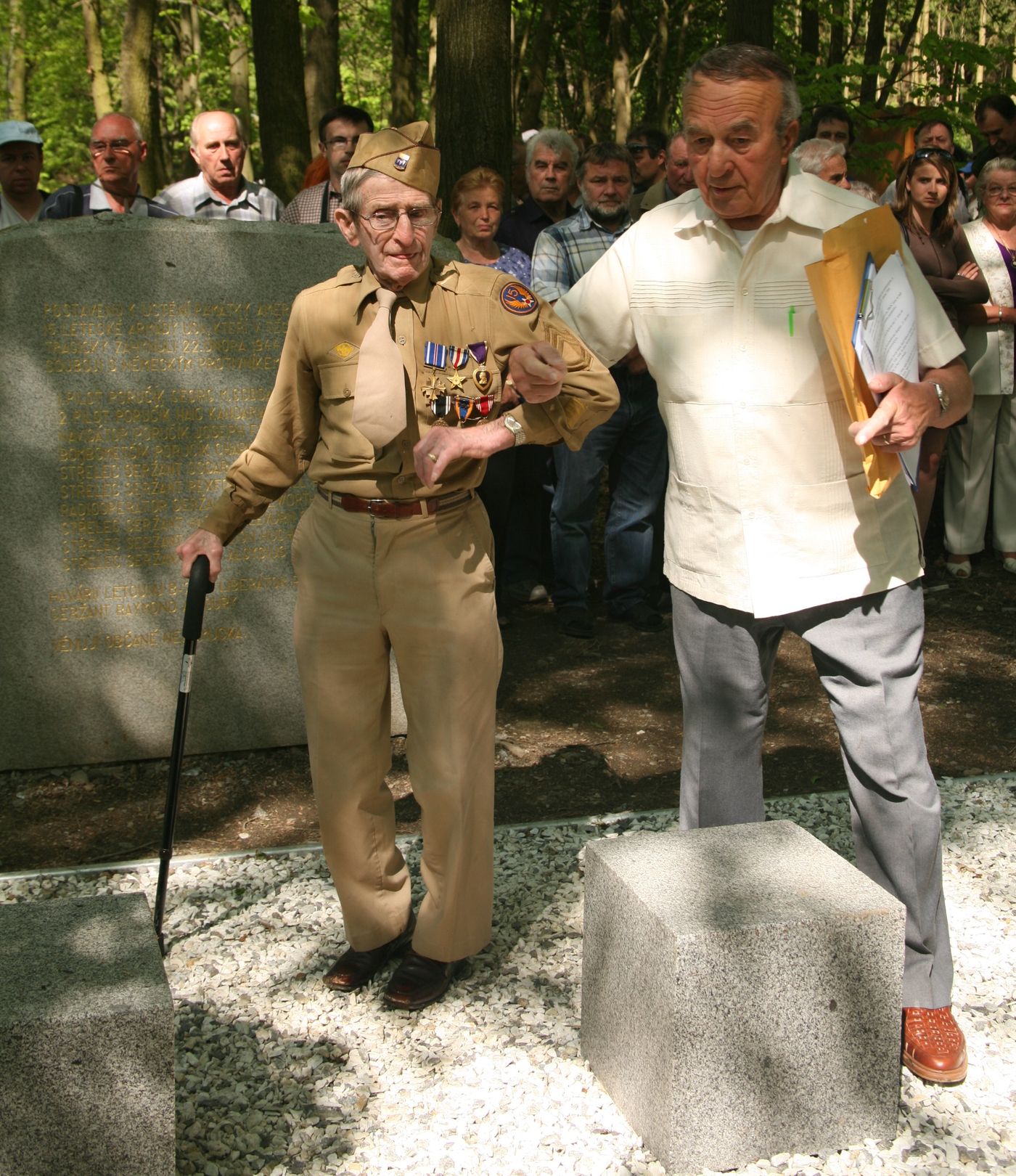 Raymond A. Noury při odhalení pomníku v Dubči v roce 2009