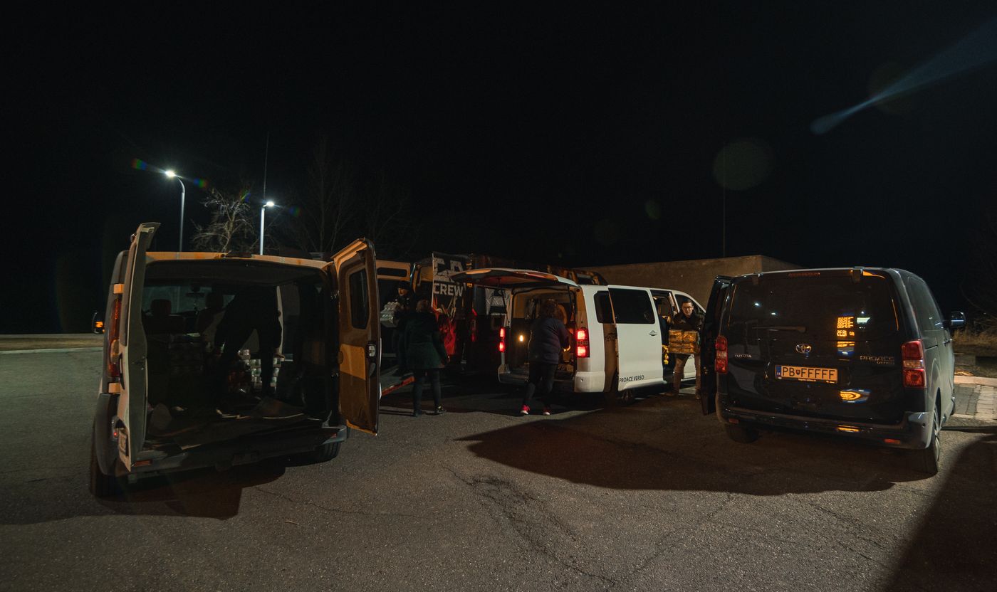 FOTOGALERIE: Transport krmení pro psy na Ukrajinu