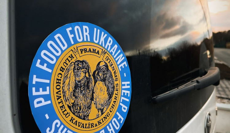 FOTOGALERIE: Transport krmení pro psy na Ukrajinu
