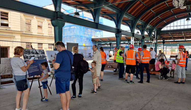 FOTOGALERIE: Rekonstrukce budovy hlavního vlakového nádraží v Plzni