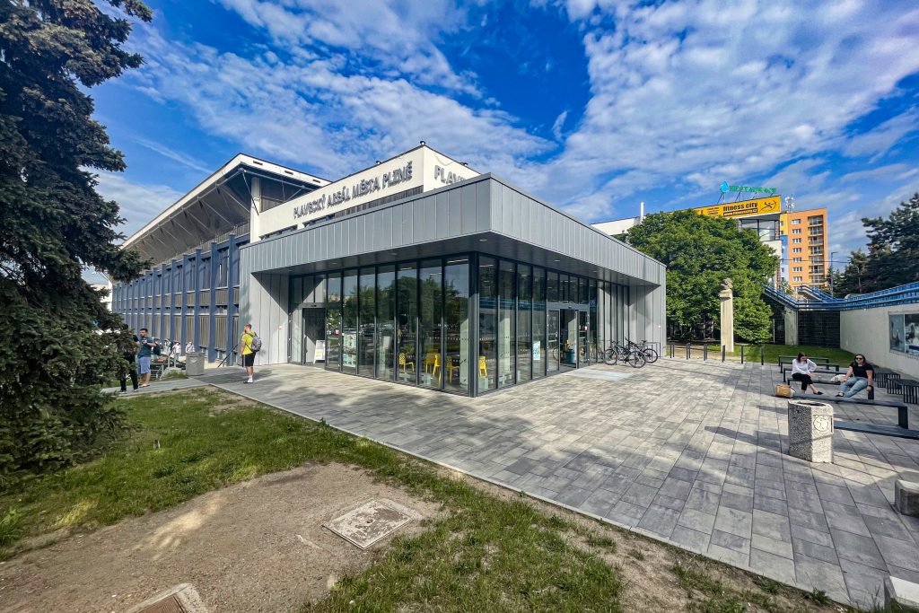 Přestavba hlavního vstupu a šaten bazénu v Plzni na Slovanech