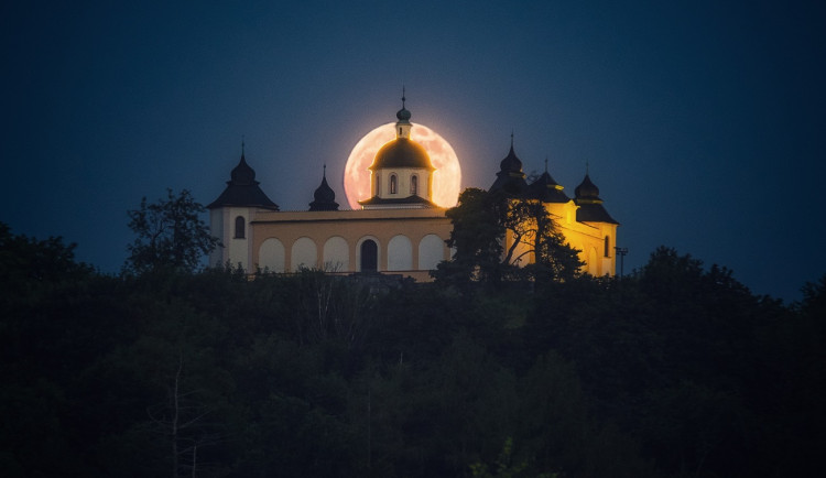 Kaple Anděla Strážce ozdobená o Měsíc téměř v úplňku