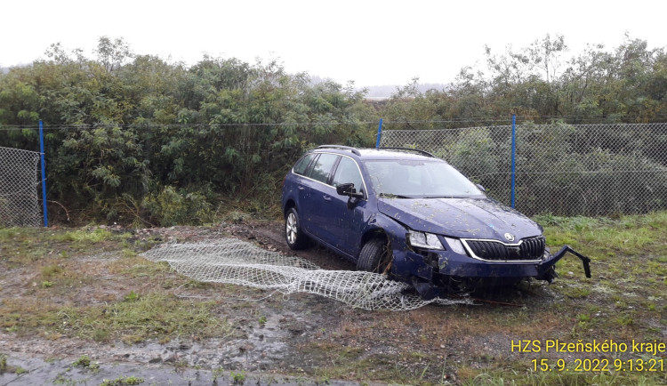 FOTOGALERIE: Nehody na mokré vozovce 15. září 2022