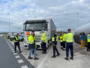 FOTOGALERIE: Kontrola přepravy nebezpečných věcí na D5