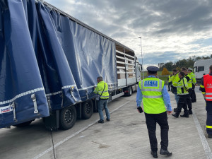 FOTOGALERIE: Kontrola přepravy nebezpečných věcí na D5