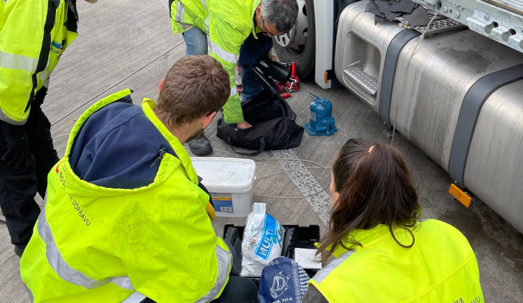 FOTOGALERIE: Kontrola přepravy nebezpečných věcí na D5
