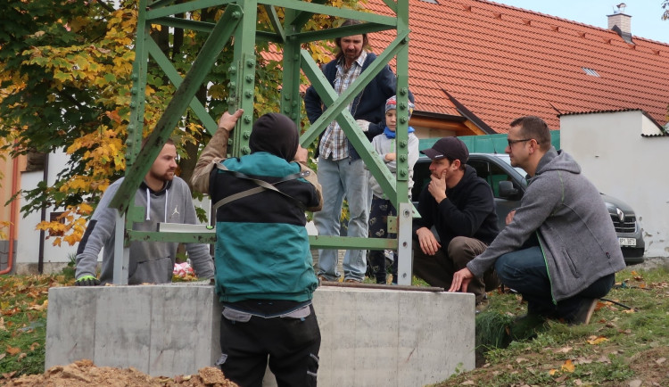 FOTOGALERIE: Příprava čapího hnízda ve Vstiši