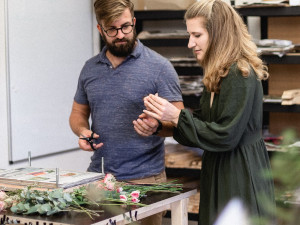 FOTOGALERIE: Veronika s Petrem tvoří úžasné obrazy z lisovaných květin