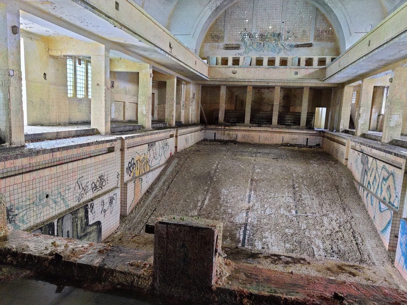 FOTOGALERIE: Zchátralé městské lázně v centru Plzně
