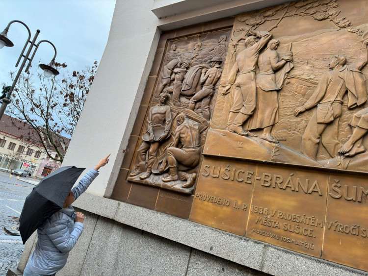 FOTOGALERIE: Reliéf Sušice Brána Šumavy s vyobrazením Adolfa Hitlera