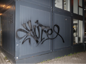 FOTOGALERIE: Sprejer řádil v okolí vlakového nádraží