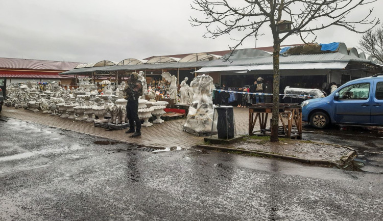 FOTOGALERIE: Zadržení drogového dealera na tržnici