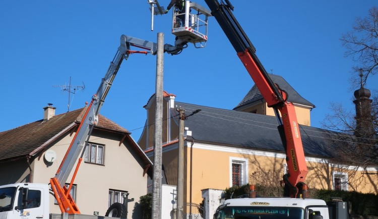 FOTOGALERIE: Instalace nového čapího hnízda v Dešenicích