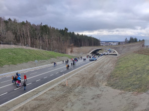 FOTOGALERIE: Stovky lidí si přišly prohlédnout Západní okruh před jeho zprovozněním