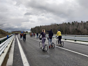 FOTOGALERIE: Stovky lidí si přišly prohlédnout Západní okruh před jeho zprovozněním