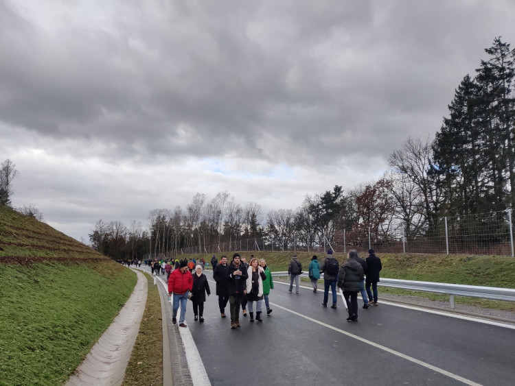 FOTOGALERIE: Stovky lidí si přišly prohlédnout Západní okruh před jeho zprovozněním