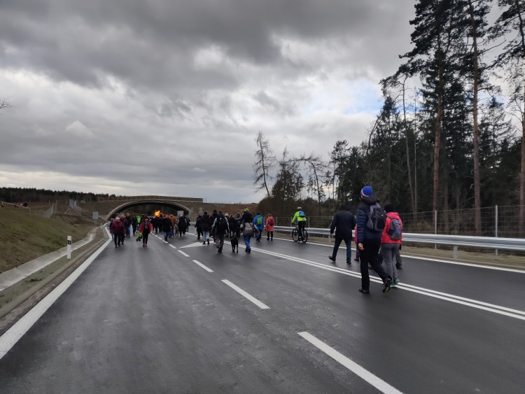 FOTOGALERIE: Stovky lidí si přišly prohlédnout Západní okruh před jeho zprovozněním