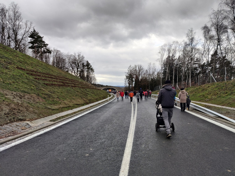 FOTOGALERIE: Stovky lidí si přišly prohlédnout Západní okruh před jeho zprovozněním