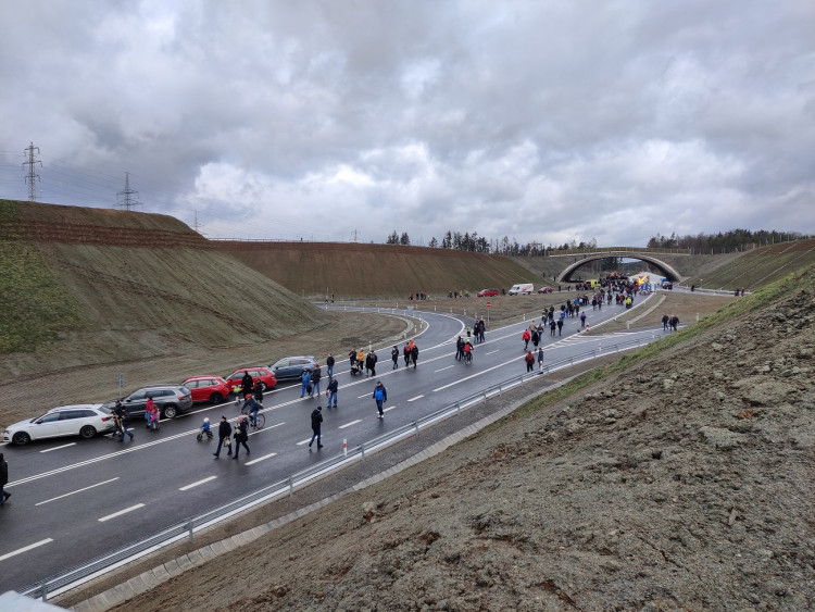 FOTOGALERIE: Stovky lidí si přišly prohlédnout Západní okruh před jeho zprovozněním