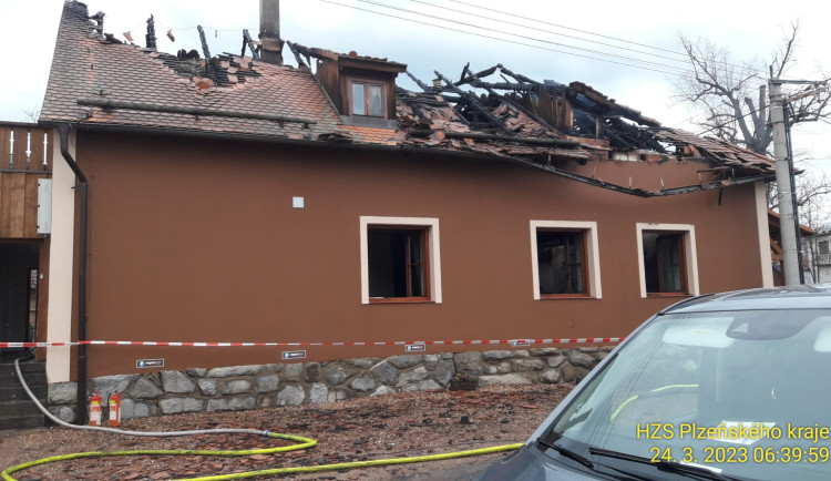 FOTOGALERIE: Požár penzionu Angusfarm Soběsuky