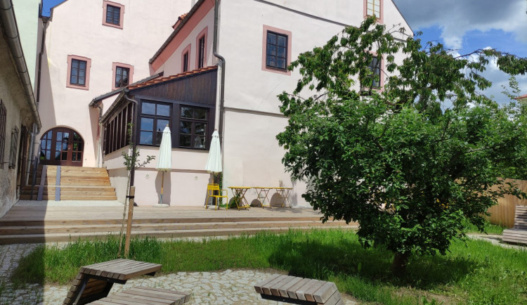 Tajná zahrada Městské knihovny v Plané