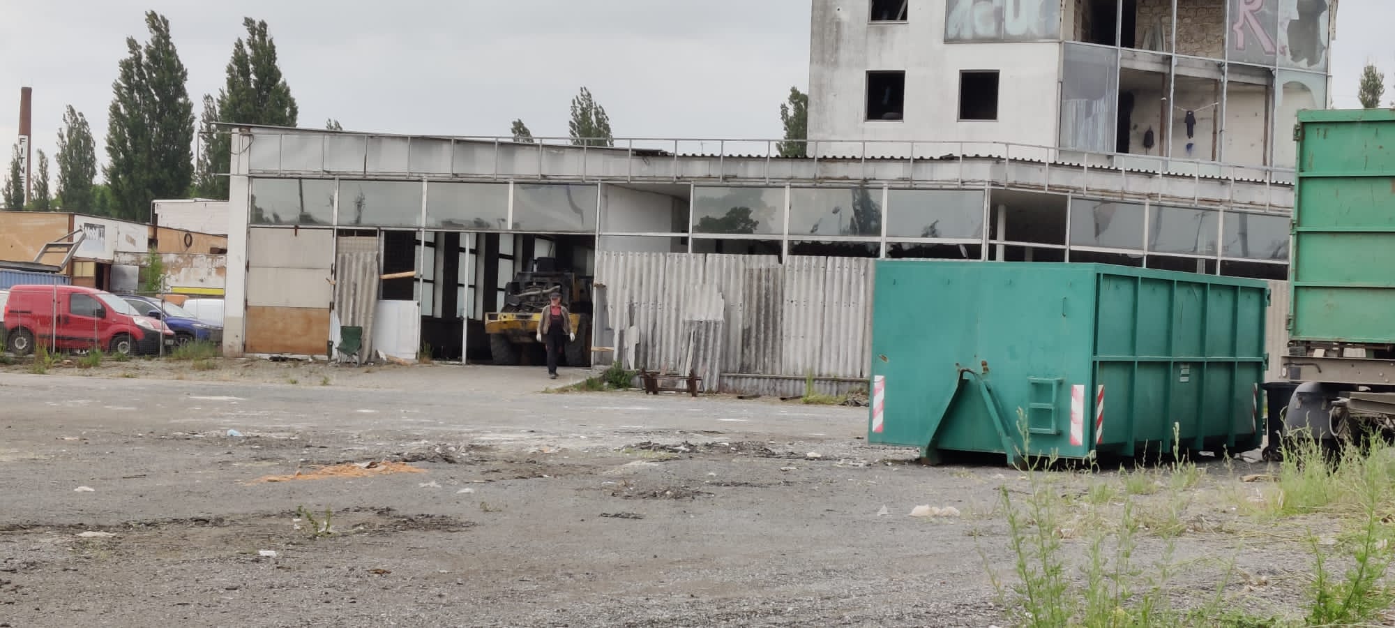 FOTOGALERIE: Skelněné peklo se začíná vyklízet